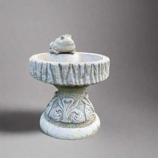 Stone Log Bird Bath with Frog - Garden Design featuring a rustic log texture and sculpted frog, ideal for outdoor garden decor and bird attraction.