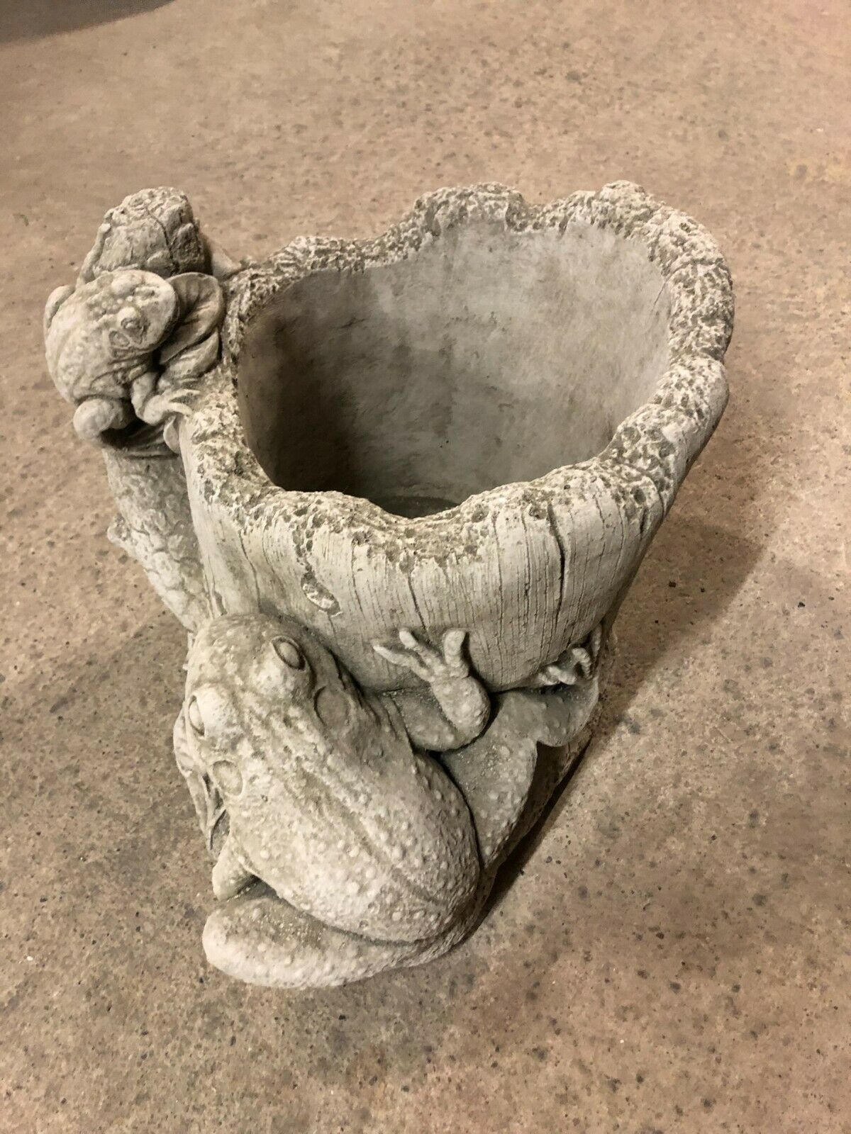 Handmade Stone Frog Garden Planter - Drainage Hole | Durable | 25cm with realistic frog figures and rustic tree trunk texture for garden charm.