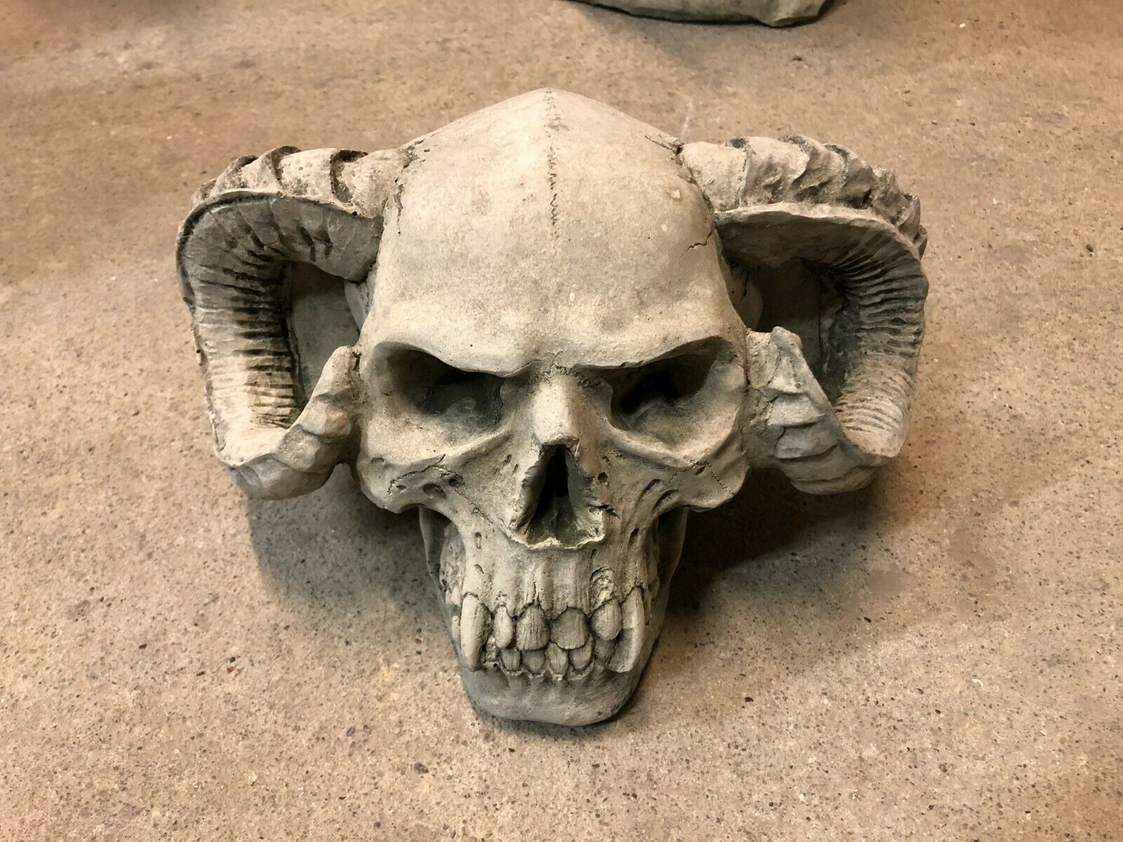 Outdoor Skull Decor - Skull Horn Design Ornament made of durable stone with large curved horns, ideal for gothic garden or patio decoration.