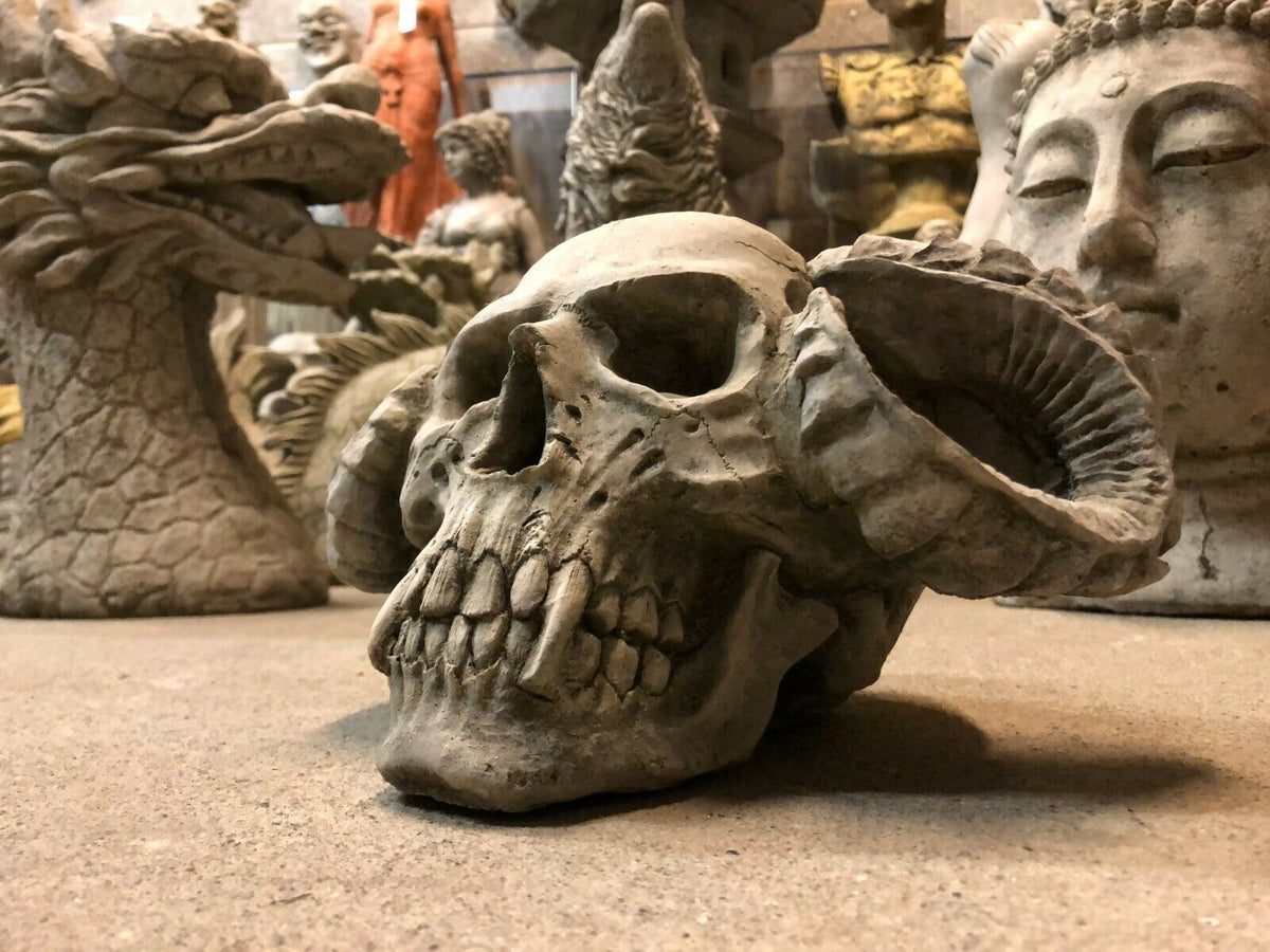 Stone Skull Horn Design Ornament with detailed teeth and horns, perfect for outdoor garden decor or Halloween-themed landscaping.