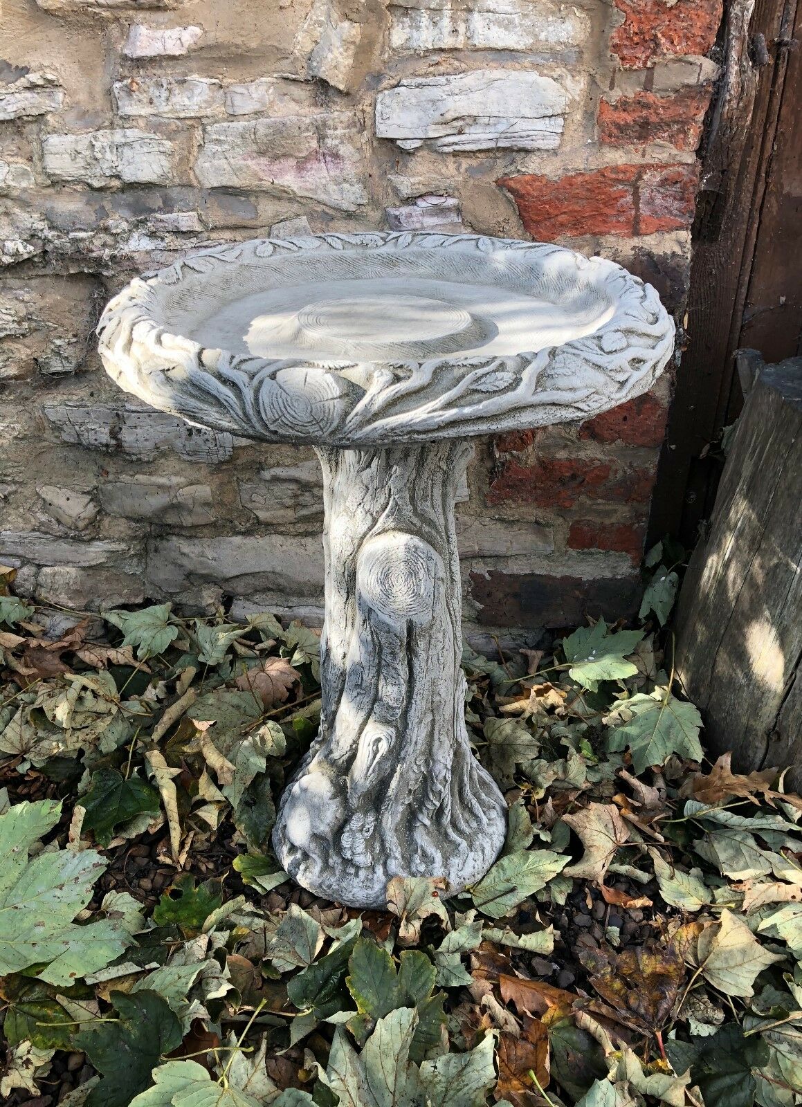 Tree Trunk Design Bird Bath - Stone Garden Bird Bath with detailed bark texture and round basin, ideal for outdoor garden decoration.
